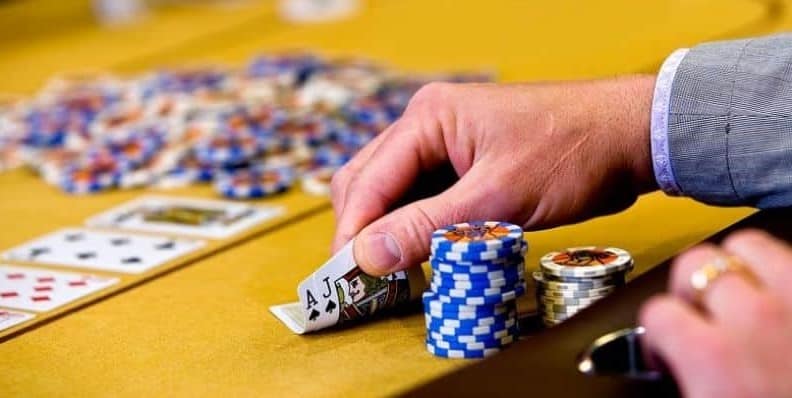 Fold Poker khi gặp bài xấu