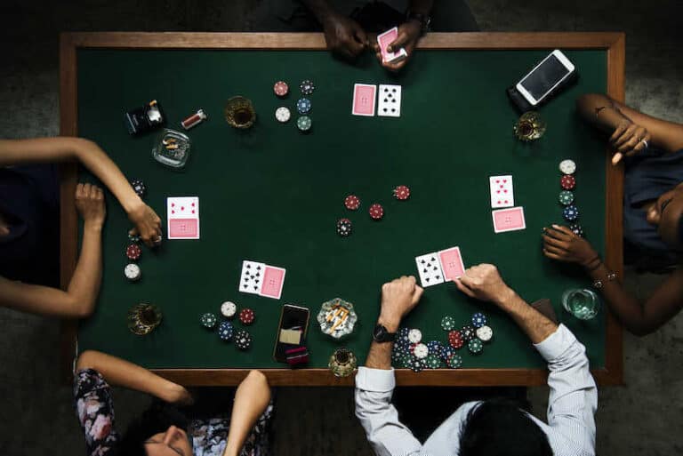 You are currently viewing Fold trong poker là gì? Tầm quan trọng của Fold trong Poker